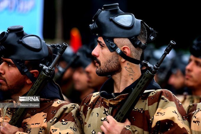 عکس | تصویری از خالکوبی جالب یک سرباز در رژه نیروهای مسلح