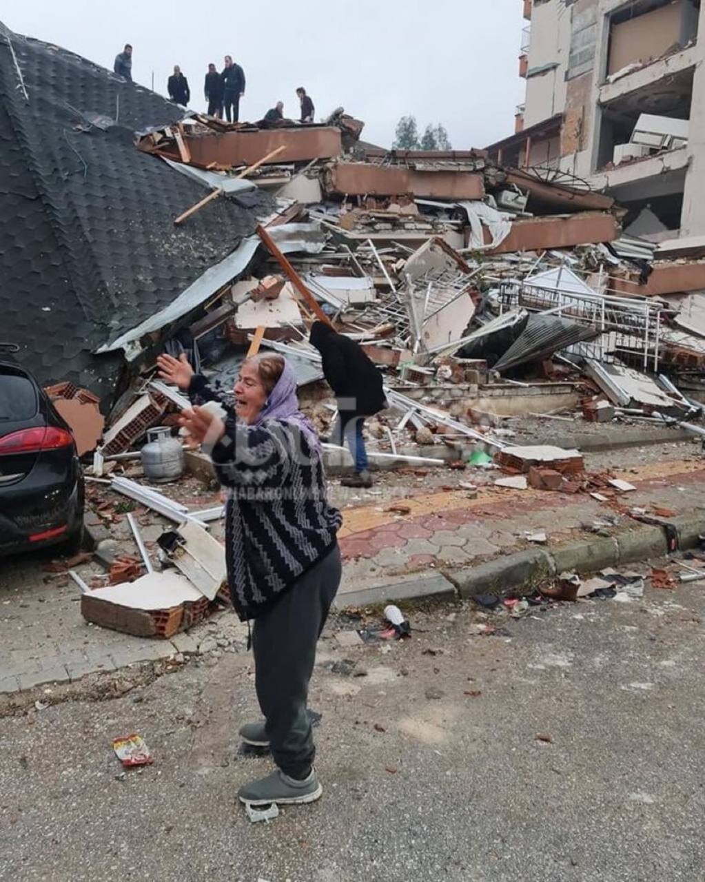 عکس | ناله‌های سوزناک یک زن بعد از تخریب کامل خانه‌اش در پی زلزله ۵.۶ ریشتری در توکات
