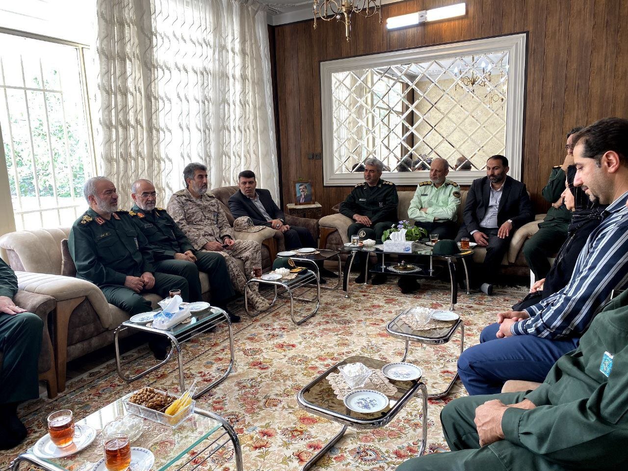 عکس | تصویری از دیدار مقام ارشد سپاه با یک خانواده شهید
